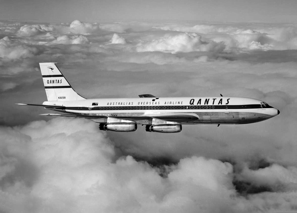 13.-Qantas-Boeing-707-138-First-Livery-1959-1200x863