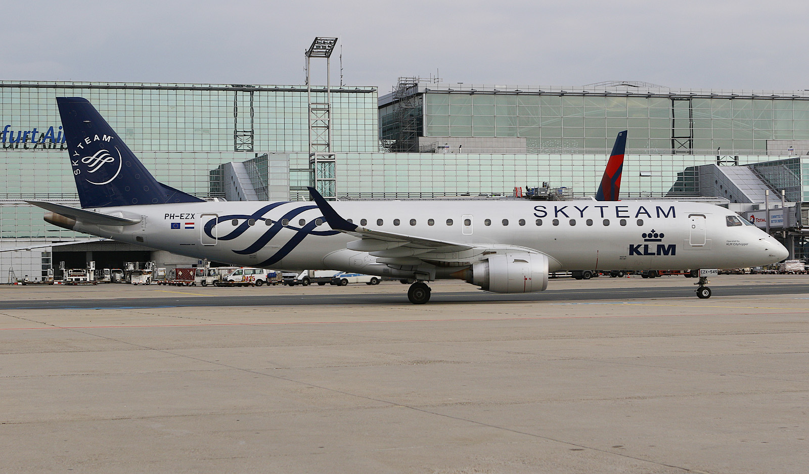 PH-EZX KLM CityHopper Skyteam