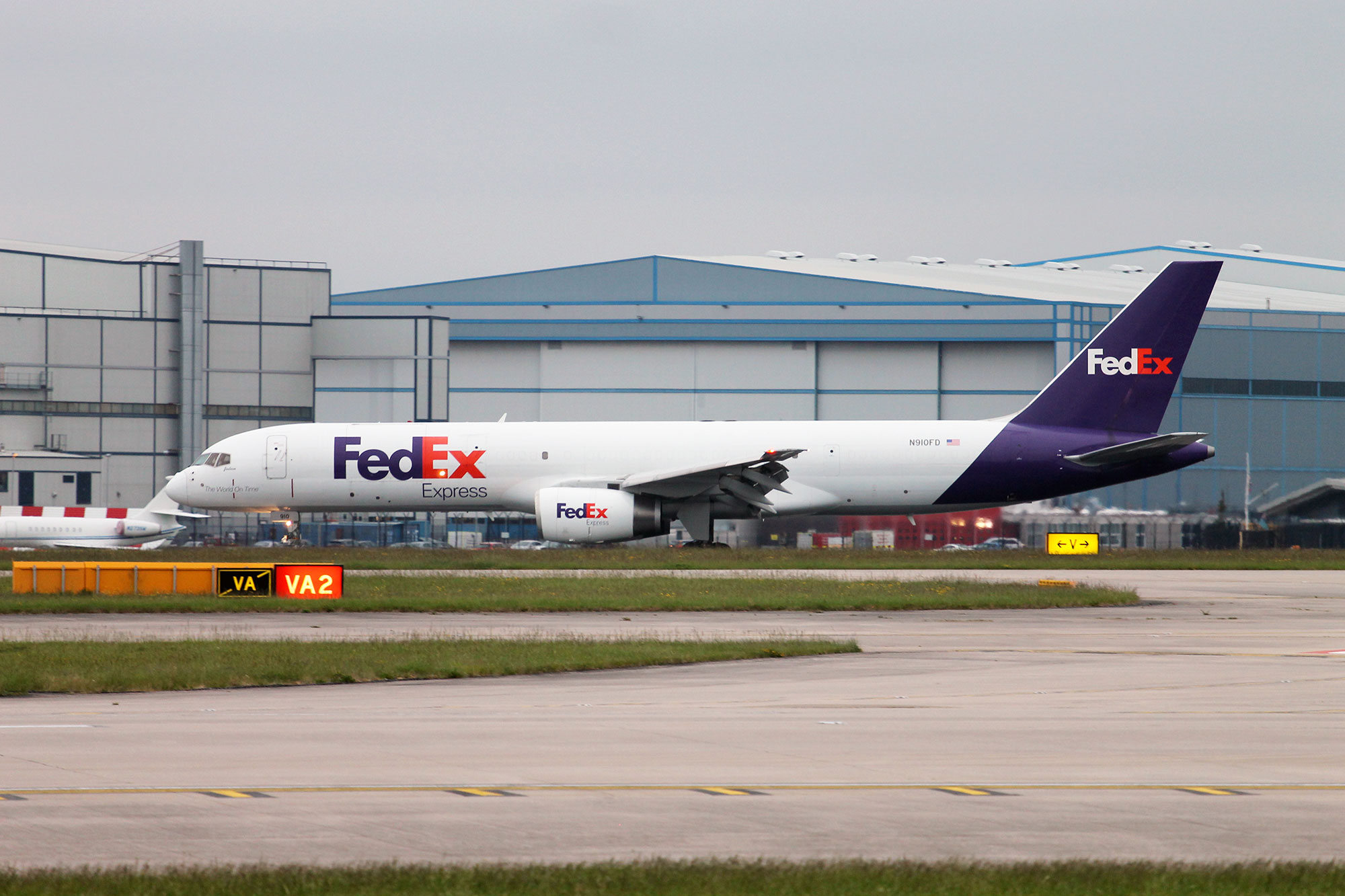 FedEx and their 90s Classics - Airport Spotting