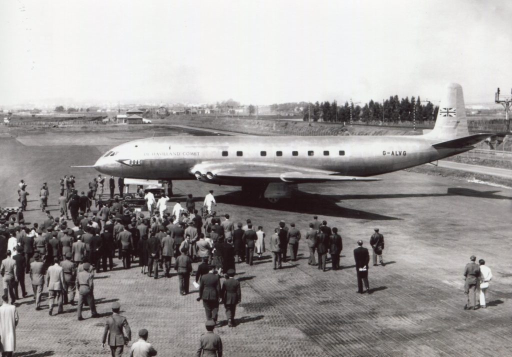 Первые реактивные пассажирские самолеты. De Havilland Comet 1. Де Хэвилленд Комета самолет. De Havilland Comet и ту 104. Ту-104 пассажирский самолёт.